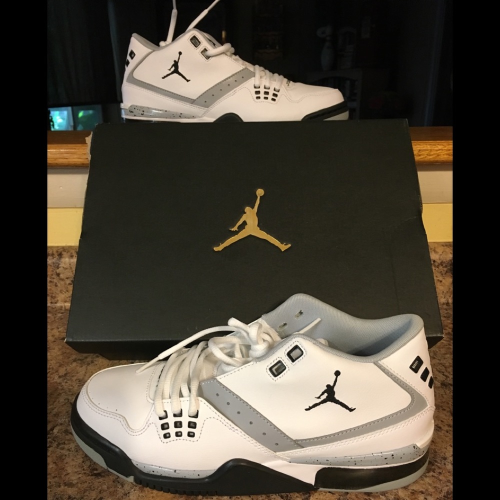 NIB Men’s Nike Air Jordan Retro Sneakers Size 8